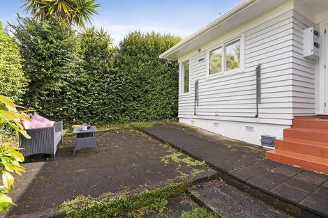 Photo of property in 1/60 Hillcrest Avenue, Hillcrest, Auckland, 0627