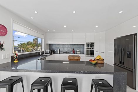 Photo of property in 1/148 Beach Road, Campbells Bay, Auckland, 0630