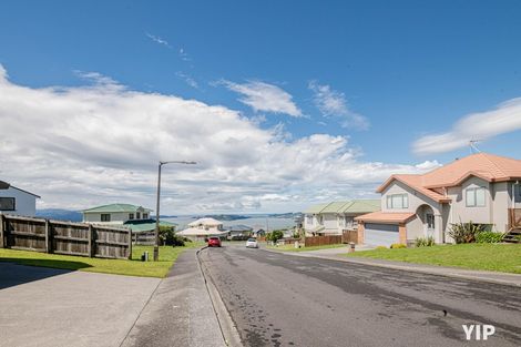 Photo of property in 79 Dress Circle, Newlands, Wellington, 6037