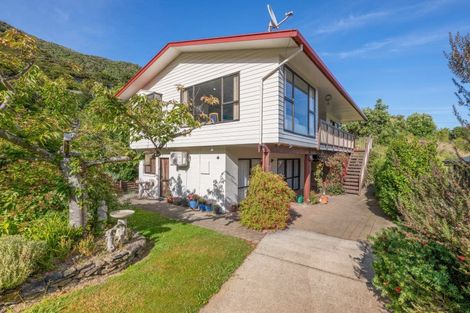 Photo of property in 5 Amelia Crescent, Waikawa, Picton, 7220