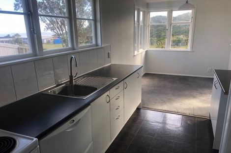 Photo of property in 5 Holly Grove, Maungaraki, Lower Hutt, 5010