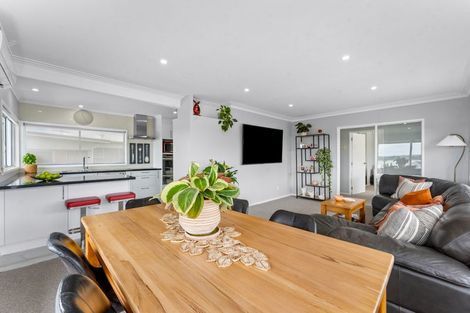 Photo of property in 2/85 Sylvan Avenue, Northcote, Auckland, 0627
