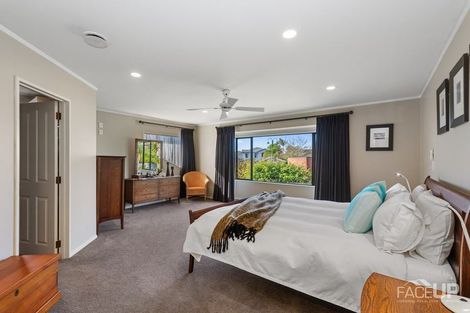 Photo of property in 18 Rosetti Rise, West Harbour, Auckland, 0618