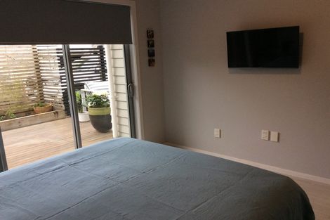 Photo of property in 15 Old Lake Road, Narrow Neck, Auckland, 0624