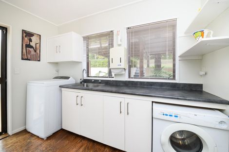 Photo of property in 43 Springdale Grove, Fitzherbert, Palmerston North, 4410