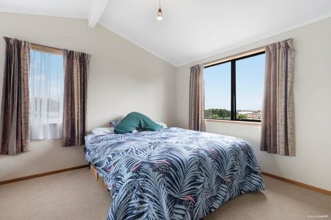 Photo of property in 15 Banksia Place, Goodwood Heights, Auckland, 2105