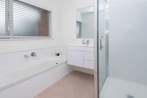 Photo of property in 100 Botany Road, Botany Downs, Auckland, 2010