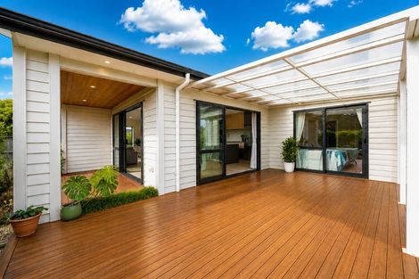 Photo of property in 15 Vogwill Road, Kumeu, 0810