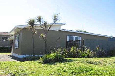 Photo of property in 25 Himatangi Street, Himatangi Beach, Foxton, 4891