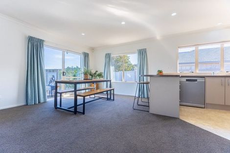 Photo of property in 15 Balmerino Grove, Waikanae, 5036