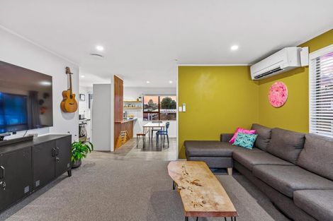 Photo of property in 2/239 Waitemata Drive, Ranui, Auckland, 0612