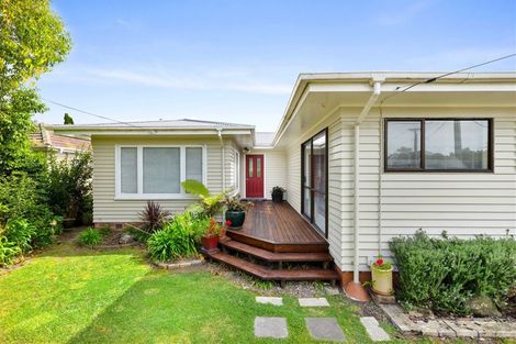 Photo of property in 3 Yeovil Road, Te Atatu Peninsula, Auckland, 0610