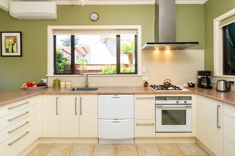 Photo of property in 61 Napier Terrace, Hospital Hill, Napier, 4110