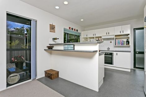 Photo of property in 2/182 Queen Street, Northcote Point, Auckland, 0627