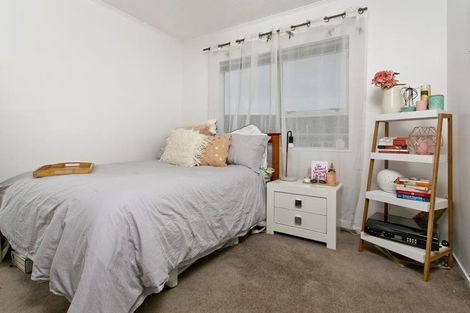 Photo of property in 5 Tetrarch Place, Totara Vale, Auckland, 0629