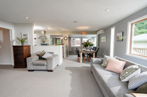 Photo of property in 6 Maybury Way, Island Bay, Wellington, 6023