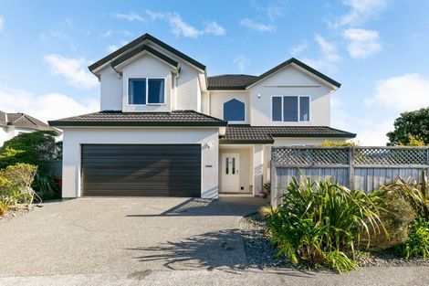 Photo of property in 8 Bennett Grove, Newlands, Wellington, 6037