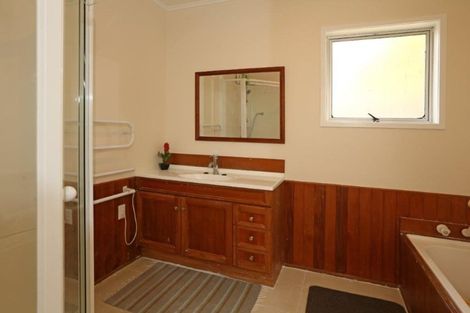 Photo of property in 19 Sunnyside Road, Sunnyvale, Auckland, 0612