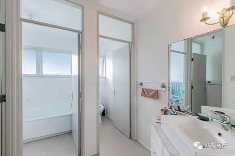 Photo of property in 10 Holdaway Avenue, Northcote, Auckland, 0627