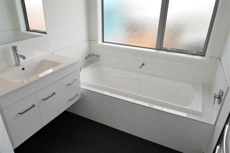 Photo of property in 2a Waterview Road, Favona, Auckland, 2024