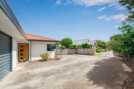 Photo of property in 18 Robert Grove, Paraparaumu, 5032