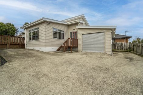 Photo of property in 6b Warrington Grove, Newlands, Wellington, 6037