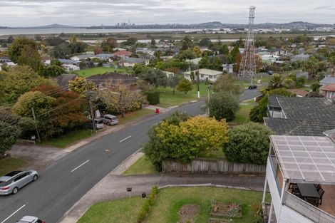 Photo of property in 1 Wakeling Avenue, Te Atatu South, Auckland, 0610