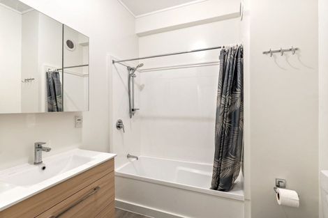 Photo of property in 17 Kent Terrace - Kent Apartments, 5c/16 Kent Terrace, Mount Victoria, Wellington, 6011