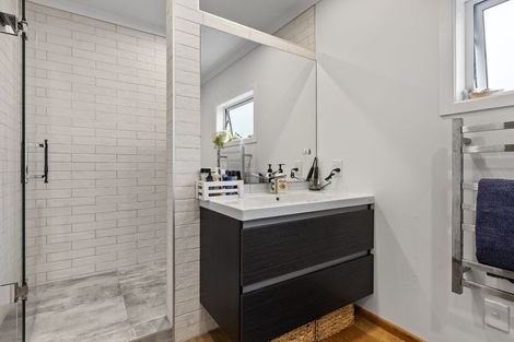 Photo of property in 325 Richmond Road, Lepperton, New Plymouth, 4373