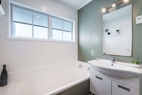 Photo of property in 44 Glenbervie Crescent, Massey, Auckland, 0614