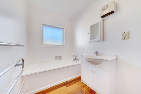 Photo of property in 28 Sandspit Road, Waiuku, 2123