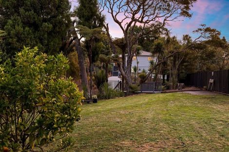 Photo of property in 18 Grassmere Road, Henderson Valley, Auckland, 0612