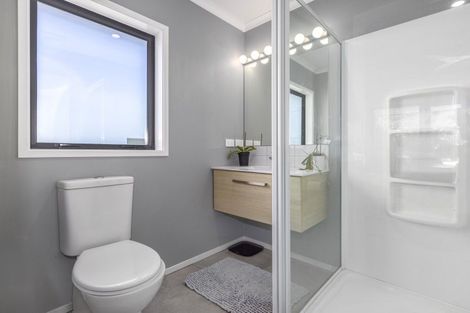 Photo of property in 2 Roundhouse Close, Whitby, Porirua, 5024