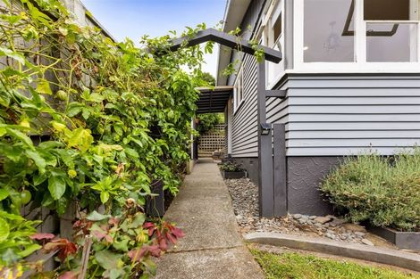 Photo of property in 14 Whakawhiti Street, Marfell, New Plymouth, 4310