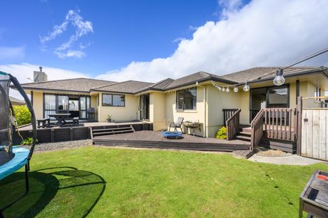 Photo of property in 19 Johnstone Drive, Fitzherbert, Palmerston North, 4410