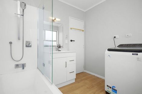 Photo of property in 27a Chetwode Grove, Newlands, Wellington, 6037