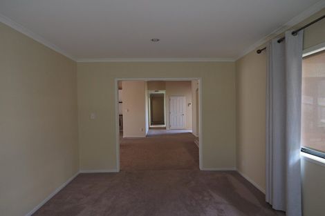 Photo of property in 9 Graven Court, Henderson, Auckland, 0612