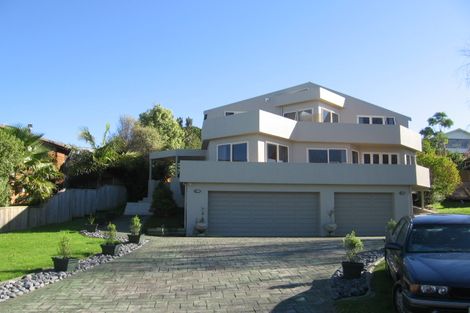 Photo of property in 14 Oakpark Place, West Harbour, Auckland, 0618