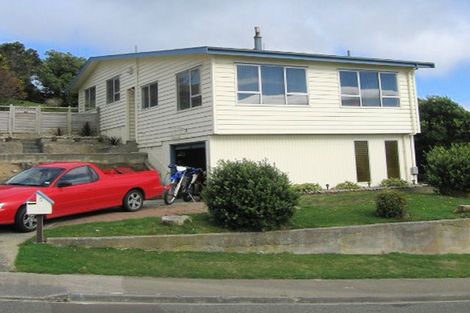 Photo of property in 5 Colchester Crescent, Newlands, Wellington, 6037