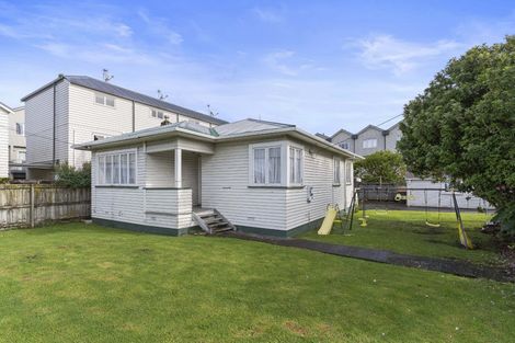 Photo of property in 2 Keeling Road, Henderson, Auckland, 0612