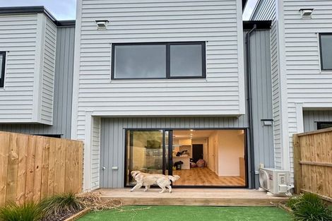 Photo of property in 5/9 Flanshaw Road, Te Atatu South, Auckland, 0610