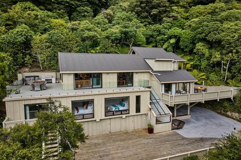 Photo of property in 9 Whiorau Grove, Lowry Bay, Lower Hutt, 5013