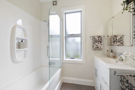 Photo of property in 14 Calvert Road, Moturoa, New Plymouth, 4310