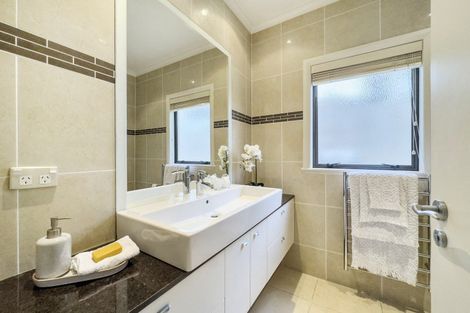 Photo of property in 10 Ronaki Road, Mission Bay, Auckland, 1071