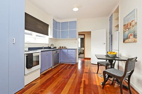 Photo of property in 916 Grove Road, Mayfair, Hastings, 4122