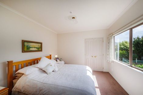 Photo of property in 2 Kea Place, Fitzherbert, Palmerston North, 4410