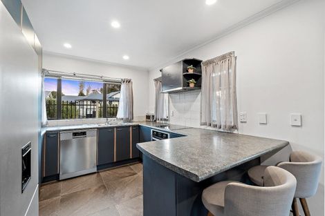 Photo of property in 2 Whitbourne Heights, Manurewa, Auckland, 2105