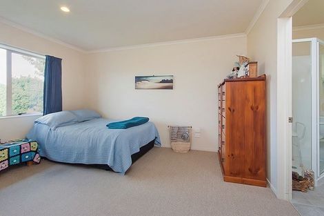 Photo of property in 18 Ernest Shackleton Place, Waiuku, 2123