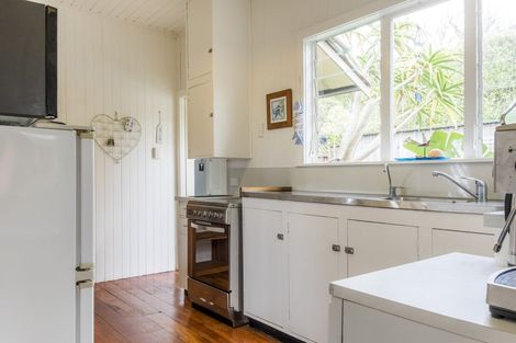 Photo of property in 27 Bournemouth Terrace, Murrays Bay, Auckland, 0630