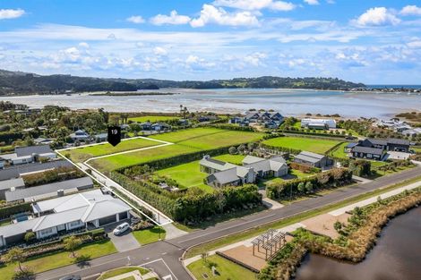 Photo of property in 19 Sandpiper Avenue, Point Wells, 0986